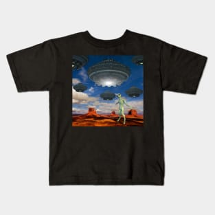 Alien UFO Cruising Over Desert - Alien Being Watching Kids T-Shirt